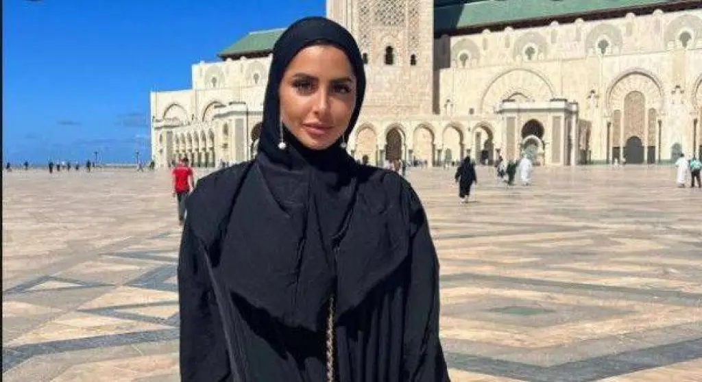 شاهد.. عارضة أزياء تعلن اعتناقها للإسلام