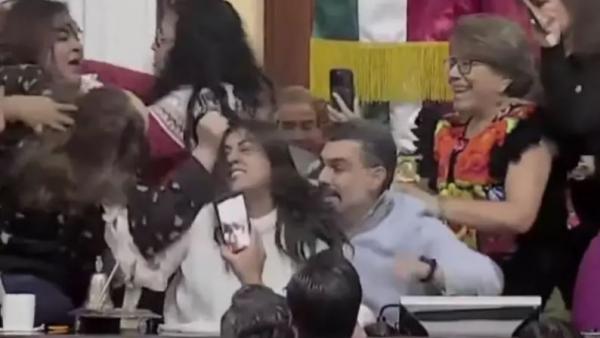نائبات يشددن شعر بعضهن ويتبادلن اللكمات داخل الكونغرس