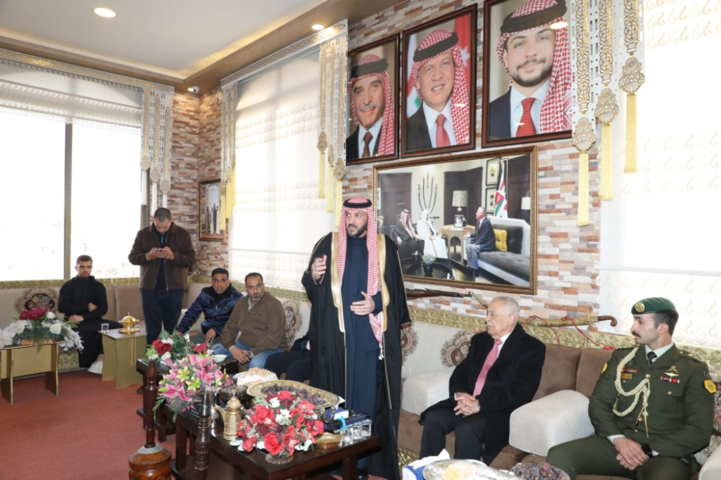 مندوبا عن الملك وولي العهد… العيسوي يعزي عشيرتي  الحويان وأبو الريش