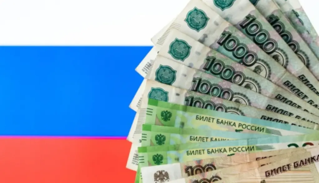روسيا ترفع سعر الروبل أمام الدولار والعملات الرئيسية