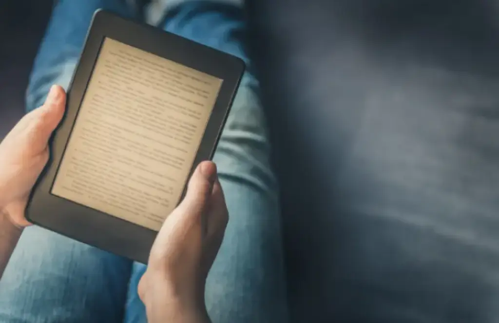 بين الورق والسماعات .. العلم يحسم أيهما أفضل القراءة أم الكتب الصوتية