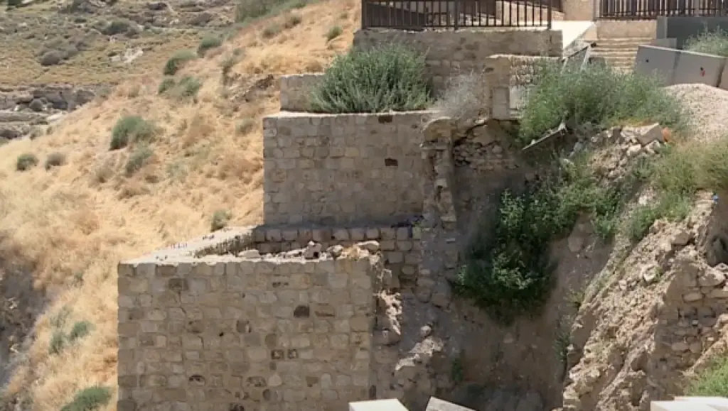 الآثار: جمع أكثر من 300 حجر انهارت من جدار محاذٍ لقلعة الكرك