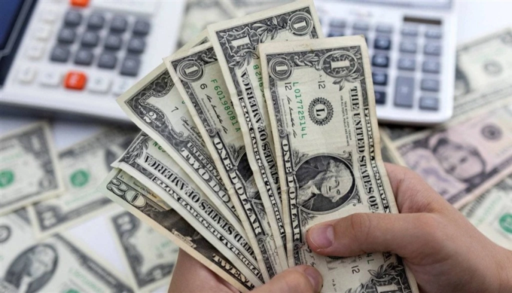 الدولار يتجه لتسجيل أول مكسب شهري منذ تشرين الأول