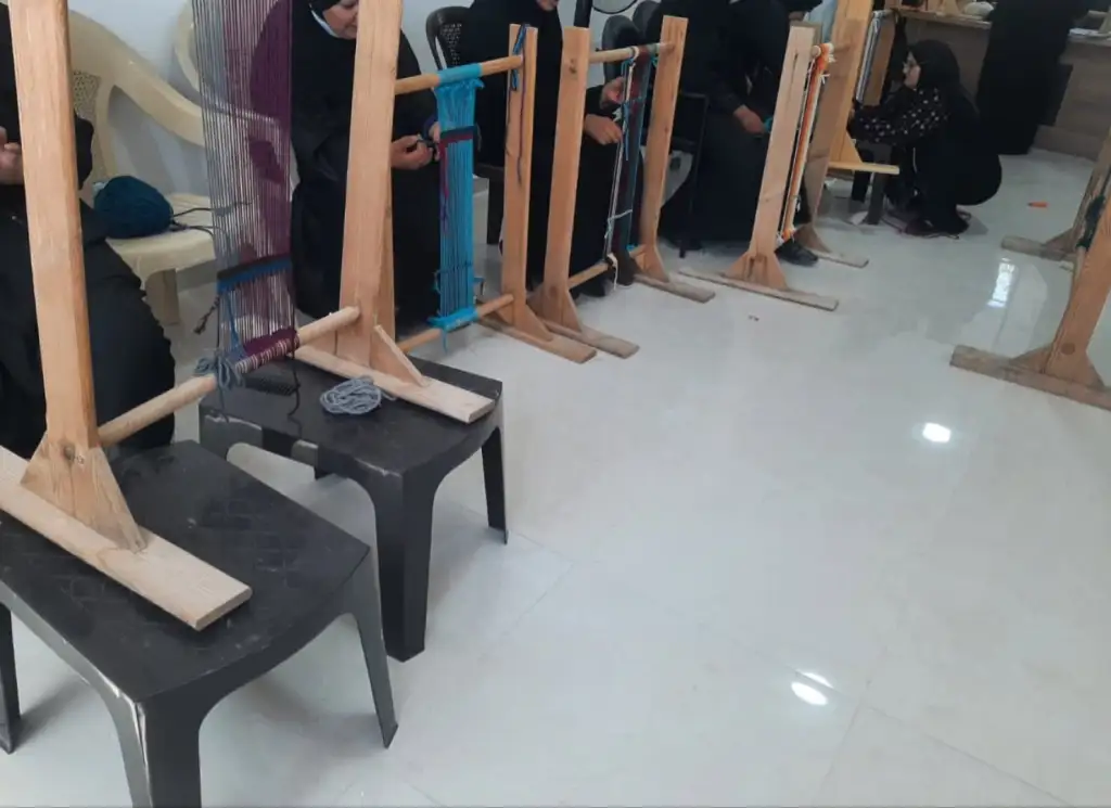 ثقافة الطفيلة تنظم ورشة لحياكة النول في جمعية الحسا الخيرية