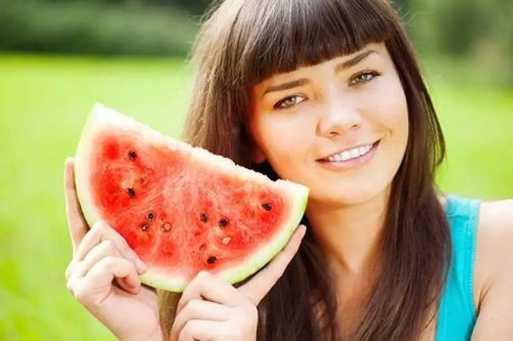 لهذا السبب ينصح الخبراء بتناول البطيخ مع بذوره!