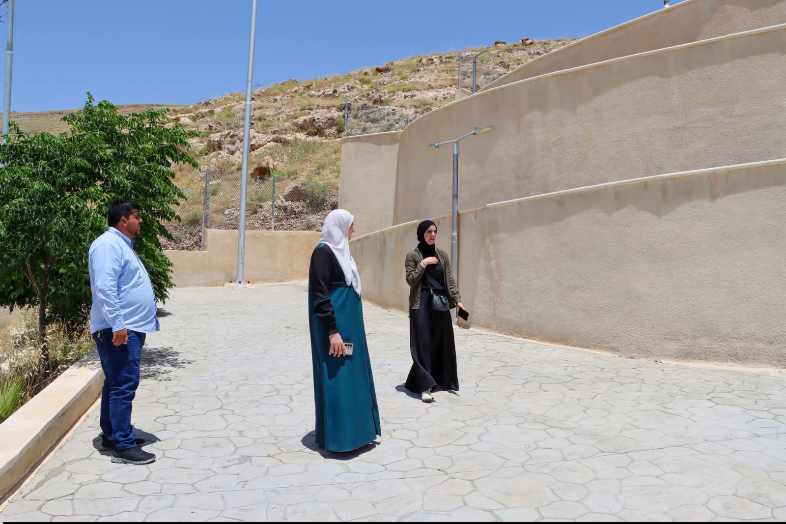 وفد من وزارة الثقافة يزور قرية العراق في الكرك للاطلاع على المشاريع الثقافية