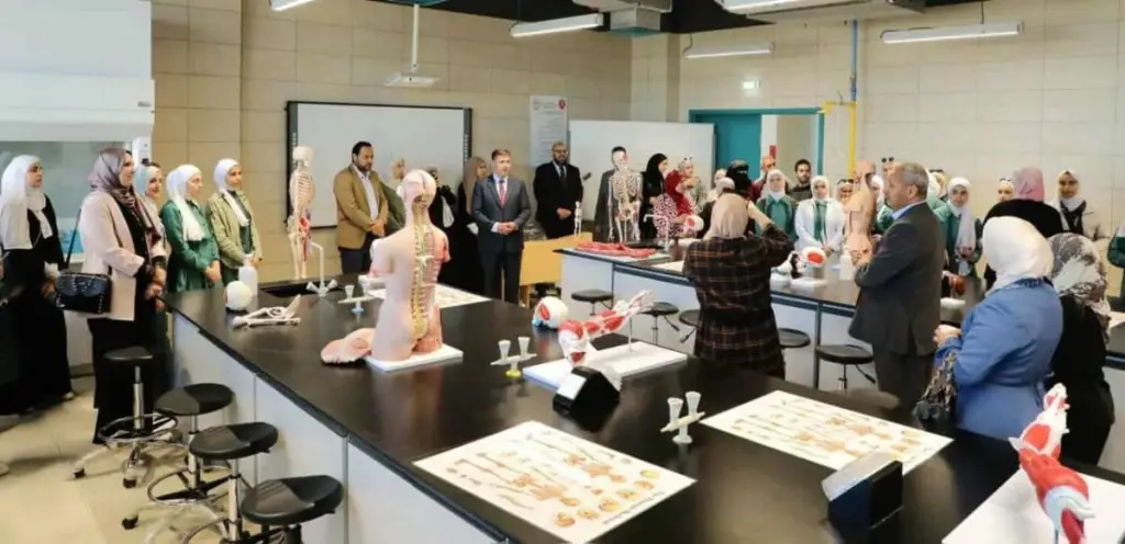 ضمن فعاليات الأسبوع العربي للطفل الأصم... الجامعة الهاشمية تستضيف طلبة مدرسة الأمل للغة الإشارة