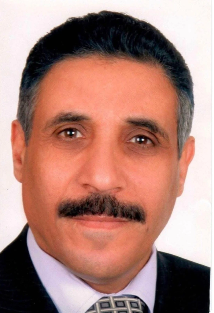 الدكتور حسين الشرعه سيره تربويه حافله بالعطاء والإنجاز مدة 33 عام